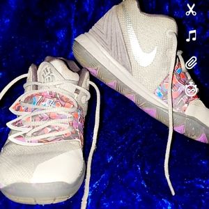 Nike Kyrie 5 Shoes in Atmosphere Grey/Thunder viol